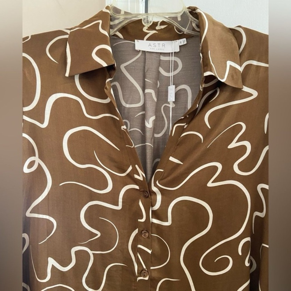 ASTR the label Yesenia Brown Patterned Women's Top blouse Medium NWT - Picture 4 of 9